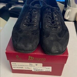 Munro American PACE. 9 1/2 M, Black Suede Nubuck Lace Up Casual Oxford Walk Shoe